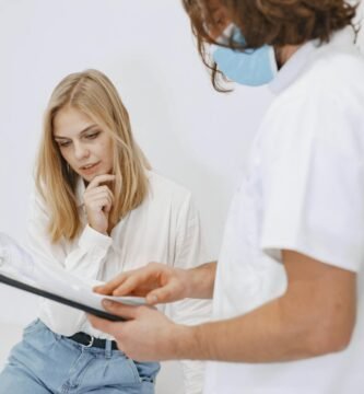 Médico firmando certificado — incapacidad laboral