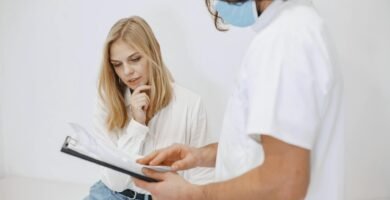 Médico firmando certificado — incapacidad laboral