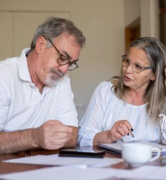 Pareja adulta planificando pensión de jubilación