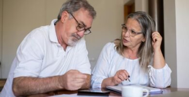 Pareja adulta planificando pensión de jubilación