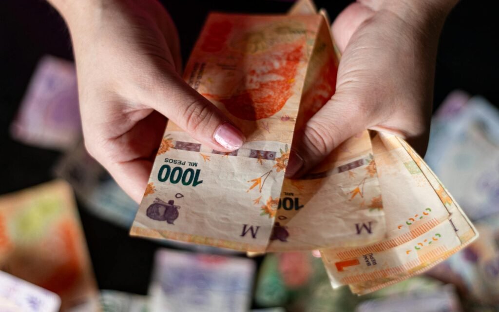 Billetes y calculadora — salario mínimo Colombia 2026