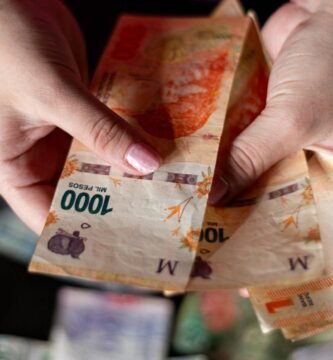 Billetes y calculadora — salario mínimo Colombia 2026