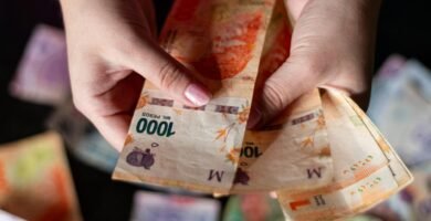 Billetes y calculadora — salario mínimo Colombia 2026